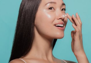 An image of a person with oily skin, demonstrating how to cleanse and care for oily skin.